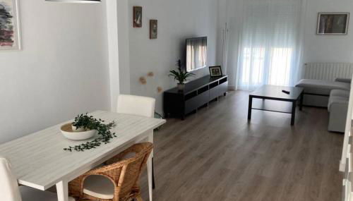 Piso nuevo, céntrico y tranquilo - Foto 2