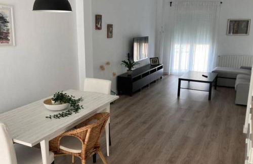 Piso nuevo, céntrico y tranquilo - Foto 2