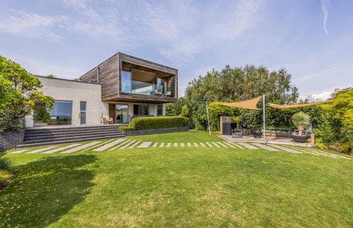 Breathtaking Home with Parking - Pass the Keys - Photo 2