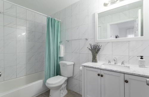 Cherry Suites 2BR Apt w W D Arcade Machine - Foto 32