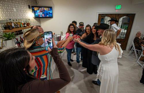 The LUX at West Event & Stay, Pool, Golf & Pickle - Foto 24