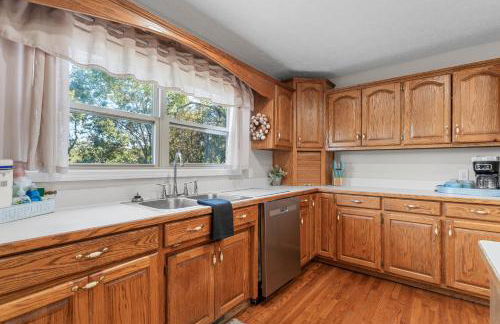 Lakefront Retreat with Deck, Movie Room and Yard - Foto 19