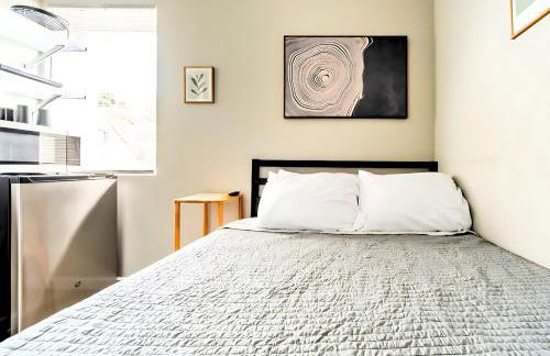 Cozy Micro Suite Unit 9 Sleeps 2 Minutes to Downtown - Foto 8