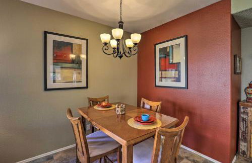 Serene Desert Escape with Porch and Resort-Style Perks - Foto 8