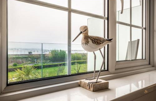 4 Bed Retreat with Balcony & Estuary views - Photo 2