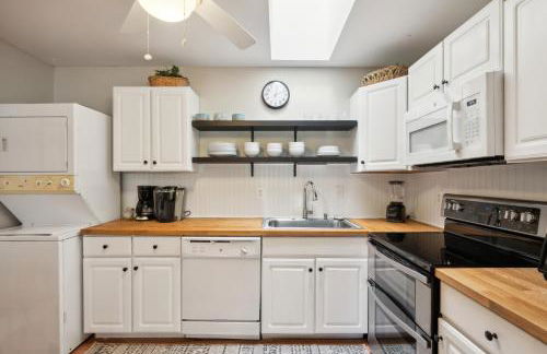 Cozy 2BR Condo - Beachside Bliss with Yard Space condo - Foto 10