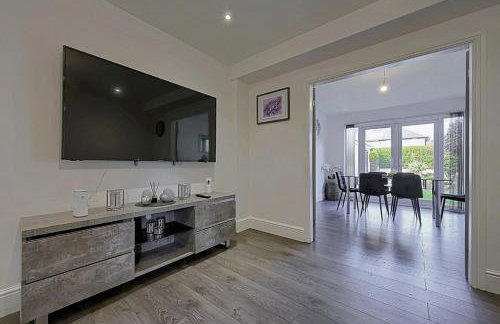 Comfortable 3-Bed Home - Driveway Parking - Foto 46