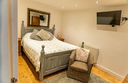 Pine cottage with private hot tub - Photo 3