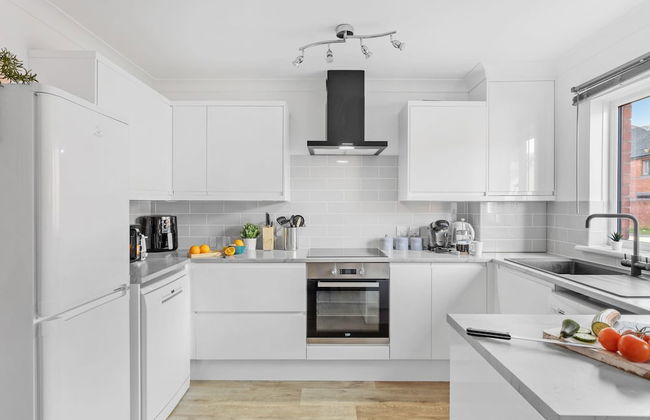 Chandlers Walk Modern Comfy Family Home in Exeter - Photo 4