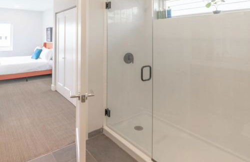 Beautiful Modern 3BR in the Grove ABODEbucks - Photo 31