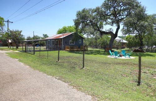 Bandera Bungalow - River, Downtown, Peaceful fenced corner lot! King bed! - Foto 36