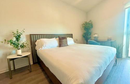 Designer Silver Lake Stylish One Bedroom with Parking - Photo 7