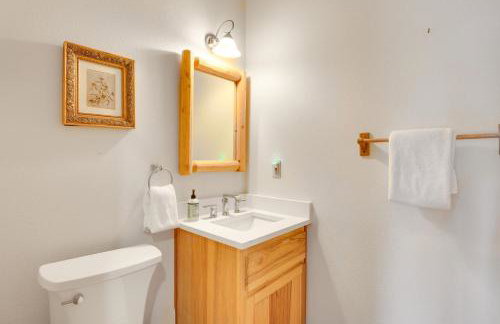 Peaceful Rhododendron Cabin with Fire Pit and Hot Tub! - Foto 12