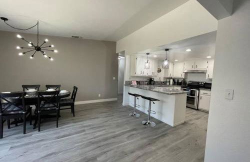 Entire Modern House with King bed & 65inTV - Foto 27