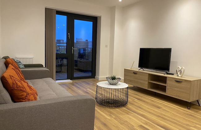 Cosy Stunning two Bed Apartment With Balcony - Foto 9