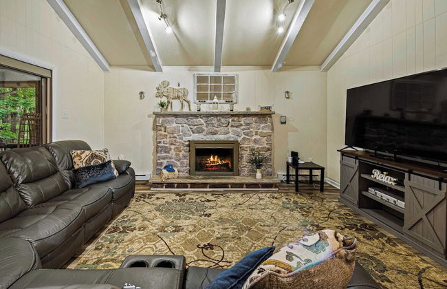 Frolic on Fern by Avantstay Enclosed Deck w/ Forest Views, Bar - Photo 4