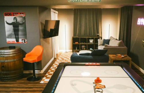 Vibrant Forest Retreat - Game Room, Spa, Fire Pit - Sleeps10 - Foto 20