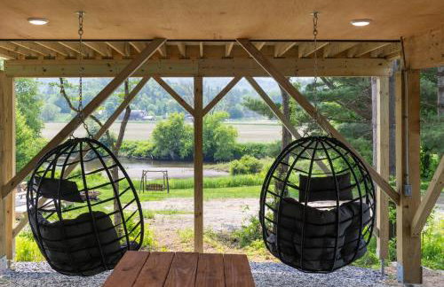 Designer A-Frame Treehouse with hot tub on river - Foto 28