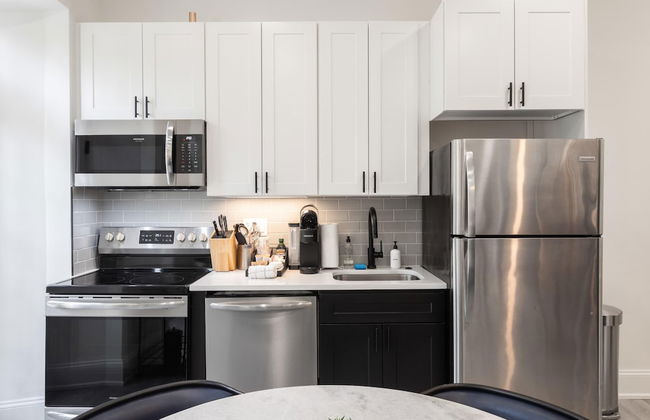 Sosuite Juliet Balcony 1BR Apt w W D Desk - Photo 9