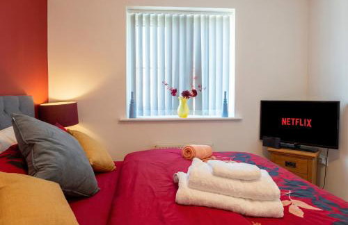 Bright 4 Bedroom Home in Walsall, Free Parking and for EVs - Photo 33