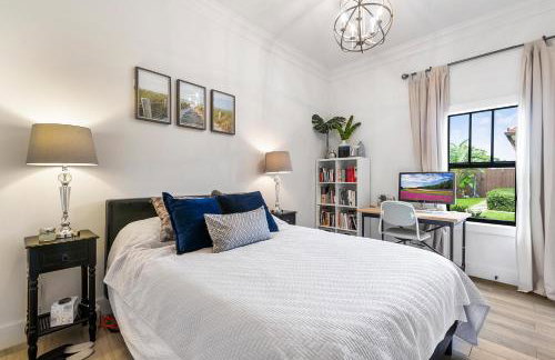 Elegant 4BR Home Guest House Private Yard - Foto 37