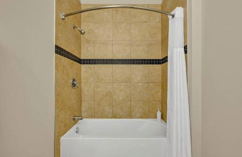 Epic Downtown Pad • Entertain & Unwind - Foto 17