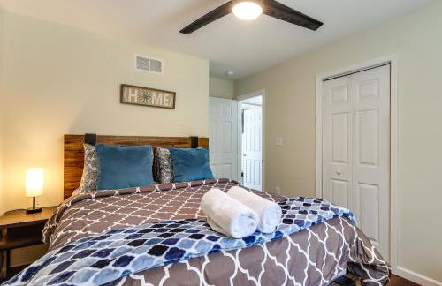 Lakefront Pocono Retreat w/ Hot Tub & Movie Hub - Foto 19