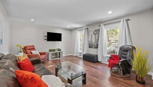 Stylish 4BR Getaway with Game Room, Grills & Cozy Outdoor Fire-Pit - Foto 5