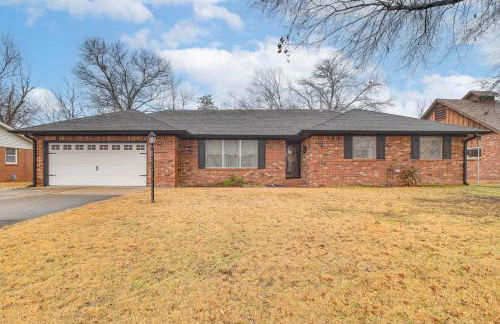 Right Off Route 66 Retro Vinita Home with Game Room - Foto 3