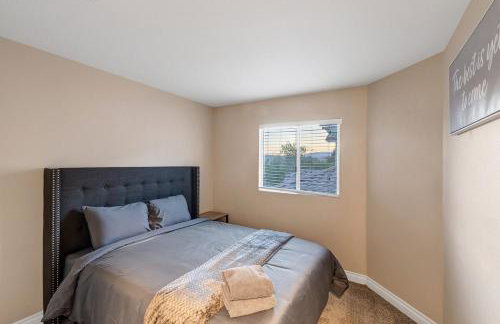 24hr Host - New Renovated 4 bedroom home U026 - Photo 12