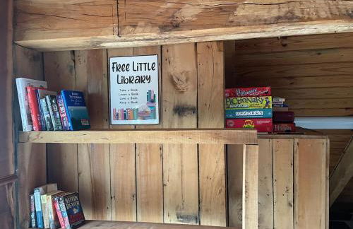 Rustic Mountaintop Cabin on small farm with WiFi - Foto 8