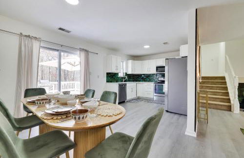 Stunning Poconos Villa- Hot Tub, Pool, Game Room, BBQ & more - Foto 28