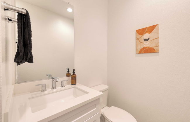 Lakefront w/ Private Pool, Great for Festival Season Lago Luxe by Avantstay - Foto 30