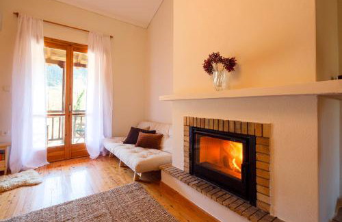 VYTINA LOFTS - Cozy 2-Level Loft Apartments with Fireplace & Mountain Views - Photo 4