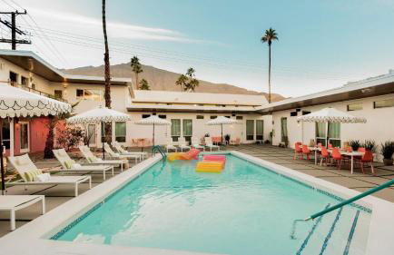 2 Rooms Sleeps 8 Retro Hotel w Pool Wesley King Studio Buyout by AvantStay - Foto 28