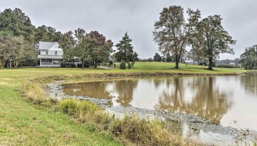 Remodeled Pittsboro Farmhouse Sitting on 220 Acres - Foto 2