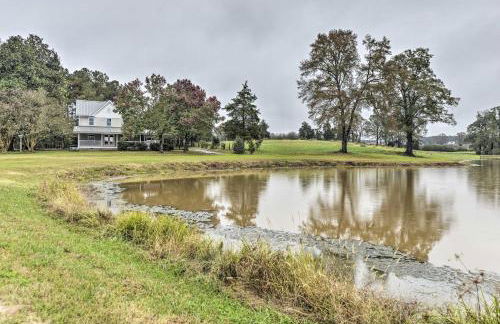 Remodeled Pittsboro Farmhouse Sitting on 220 Acres - Foto 2