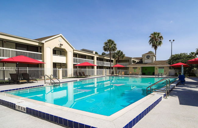 Entire Studio With Free Shuttle to Disney - Foto 1