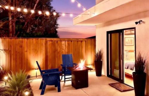 2026 Award Winner, Luxe 2BR, steps to sand & pier, with fire pit, AC and parking - Foto 3