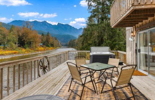 Riverfront Retreat Hot Tub Sauna Yard Gazebo and VIEWS - Foto 24