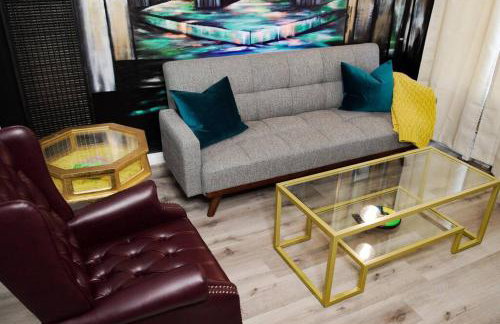 Artful Retreat - King Bed, Work Desk, WIFI, Unique Murals, Perfect for Business Travelers, Downtown & Near Universal Studios - Foto 7