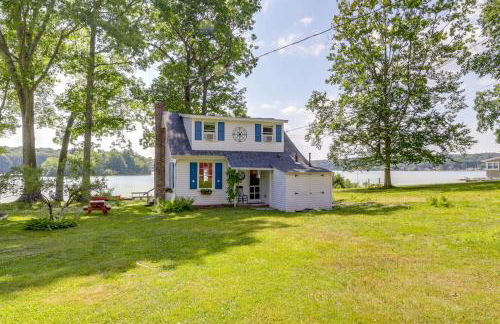 Lakefront Cottage with Covered Porch and Dock! - Foto 1