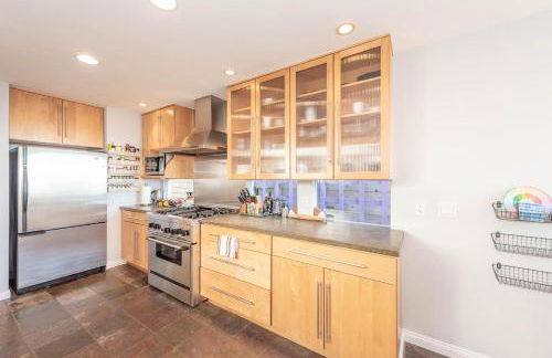 Beach Resort Home with Ocean Views Jacuzzi & Sauna! - Foto 48