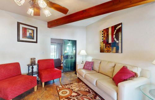 Pools and Pickleball! Dog-Friendly Home in Surprise - Foto 1