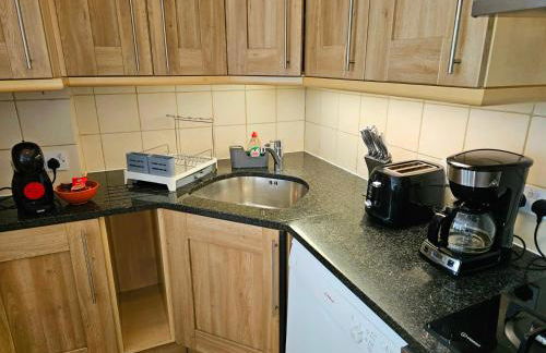 Lovely Ground Floor Home with High Ceiling and a Private Garden with Deck by Earl's Court Station - Photo 15