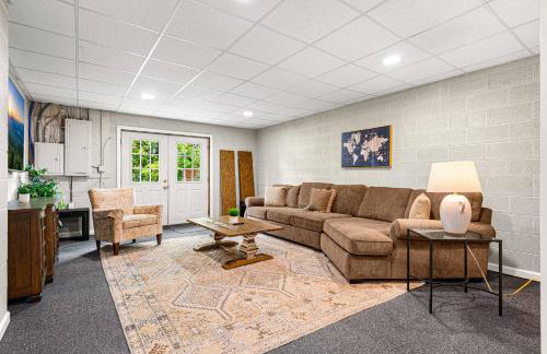 15 Minutes to Asheville! Spacious 7BR Luxury Home | Pool | Hot Tub | Game Room - Foto 65