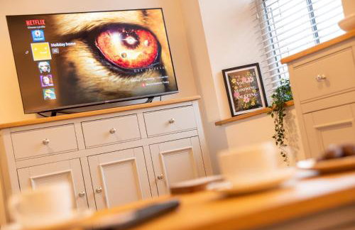 Lake View Family & Pet Friendly Home - Central Bowness - Photo 9