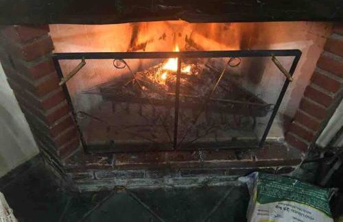 Lindo e aconchegante chalé com piscina, lareira e churrasqueira - Foto 24