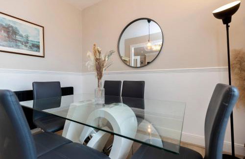Bright & Comfortable 4-Bed Home 9 mins from Newcastle City Center - Free Parking - Foto 6