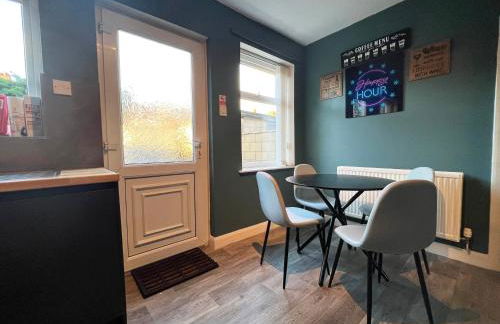 Recently Refurbished 3 Bedroom Home with Parking - Perfect for Longstays - Sleeps 8 - Photo 15